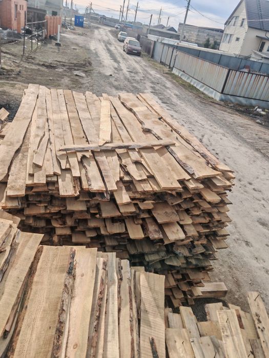 В продаже доски необрезные, пиломатериалы