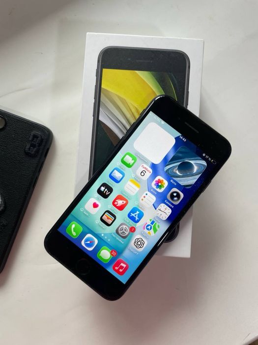 iPhone SE 64GB полный комплект