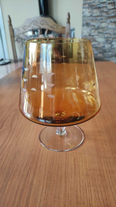 Красива бонбониера  от цветен кристал в кехлибарен цвят