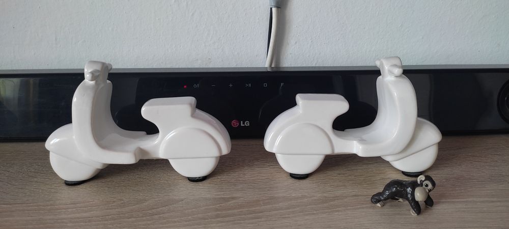 Mini scutere Vespa din porțelan