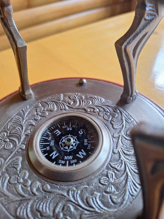 Армиларна сфера с компас