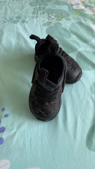Adidasi nike 18,5