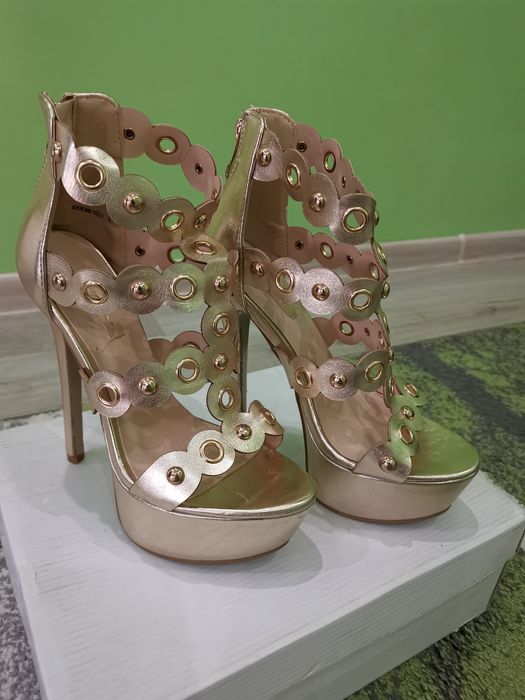 Дамски сандали с висок ток.