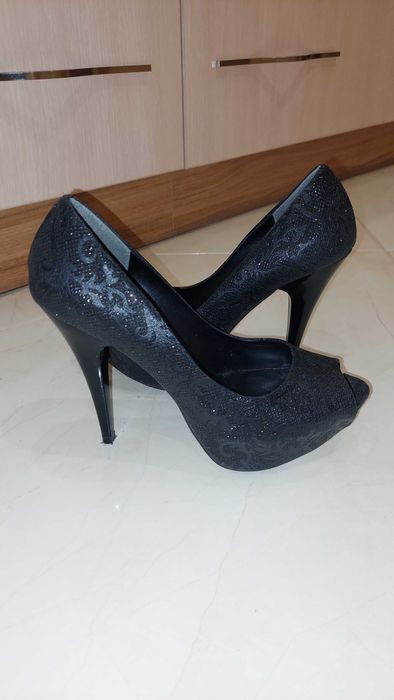 Обувки с висок ток