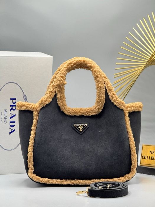 Geanta Prada noua !!! Dimensiuni 35/20 !!!