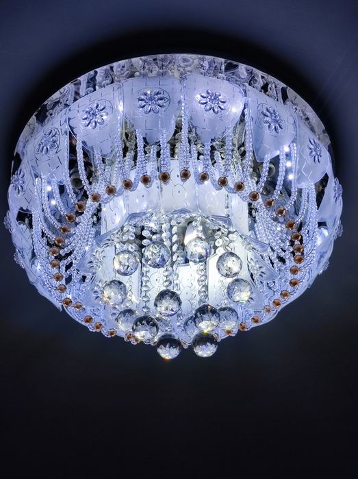 Продается б/у люстра