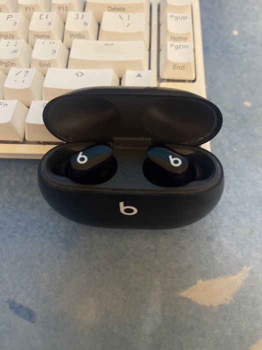 Беспроводные наушники Beats Studi Buds оригинал в хорошем состоянии