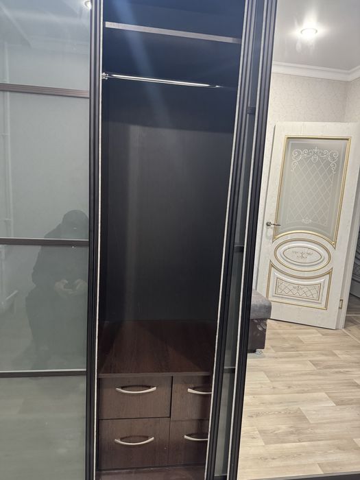 Продам шкаф с зеркалом