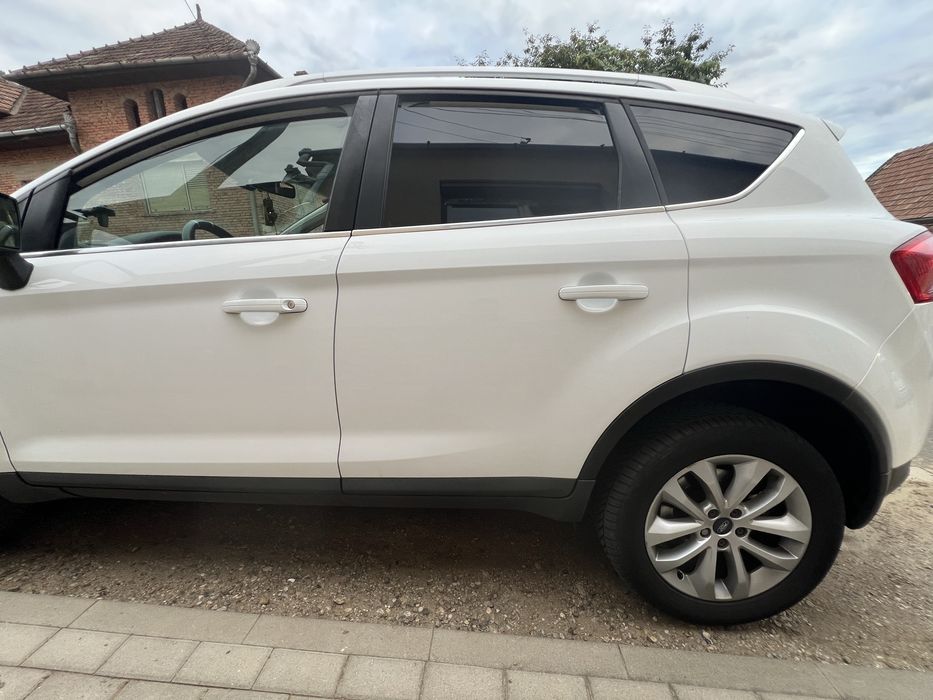 Vand Ford Kuga 2011 motor 2.0L 140 cp 4x2 in stare impecabila atat estwtic cat si functioare