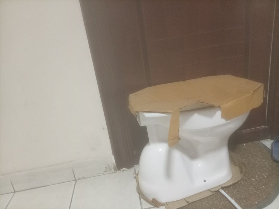 Vând vas wc nefolosit, ambalaj original