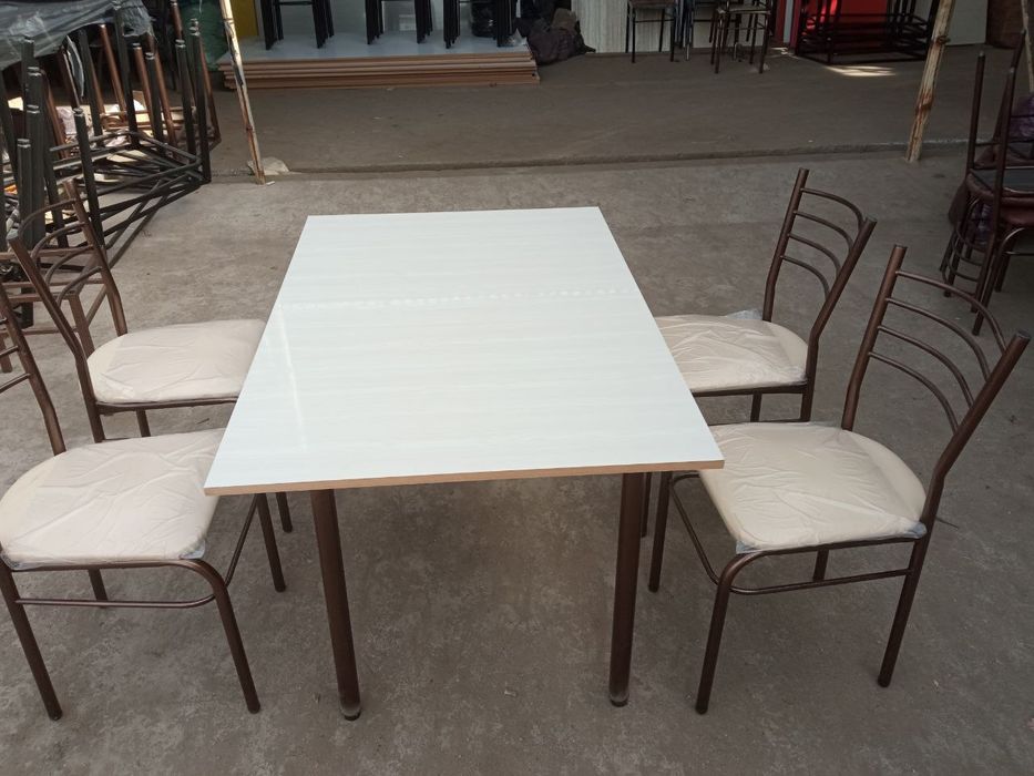 Стол и стулья кухонный