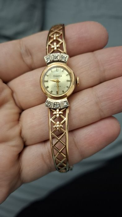 Бриллиант кузли тилла соат сотилади