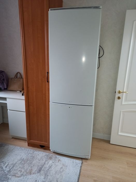 Продаётся легендарный двухкамерный холодильник Атлант б/у