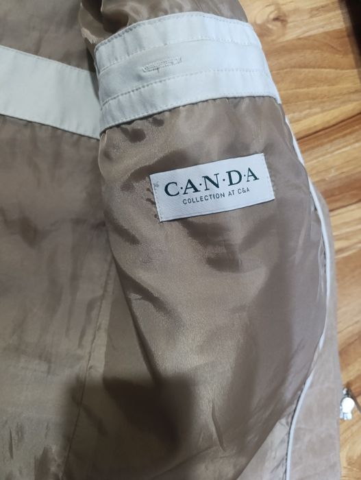 Vetrovka plash sifati zur alo darajada ichi astarli.