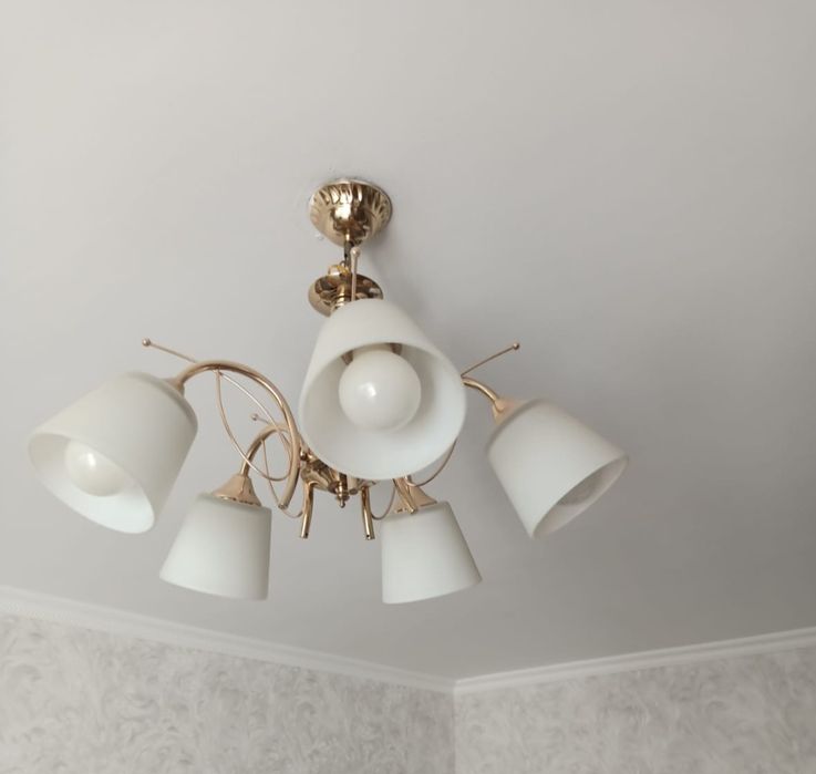 Продам люстру! 5 плафонов..