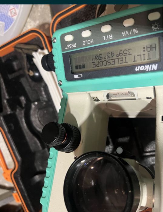 Teodolit  Nikon NE 100