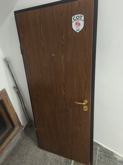 Метална врата с каса