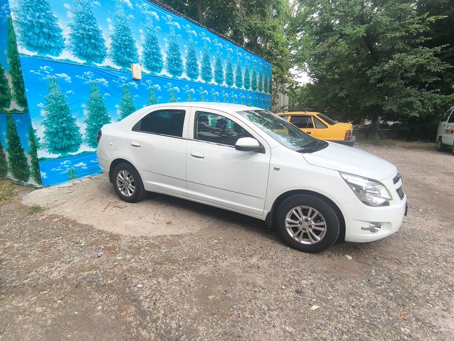 Продам автомобиль кобальт.
