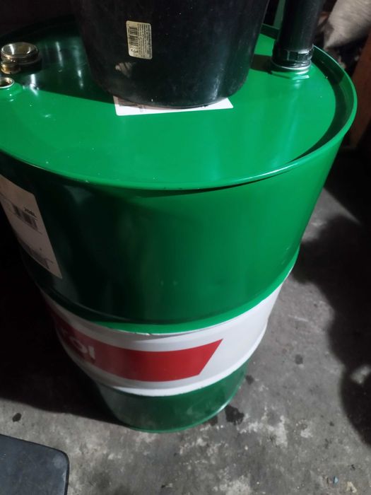 Празни варели от двигателно масло