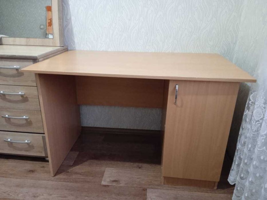 Продам удобный письменный стол
