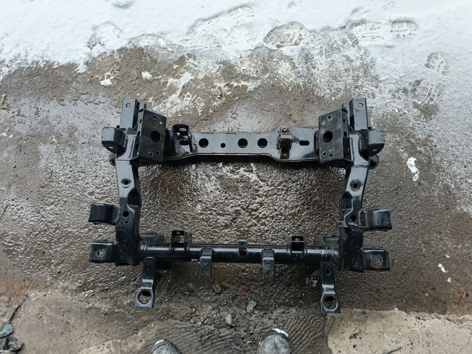 Подрамник передний