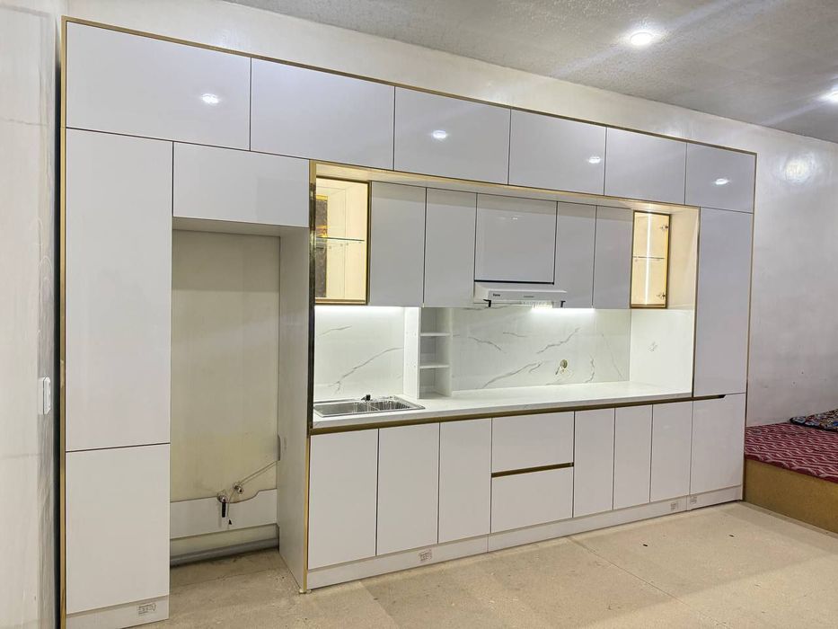 Oshxona mebellari. Zamonaviy uslubdagi mebellar to'plami.