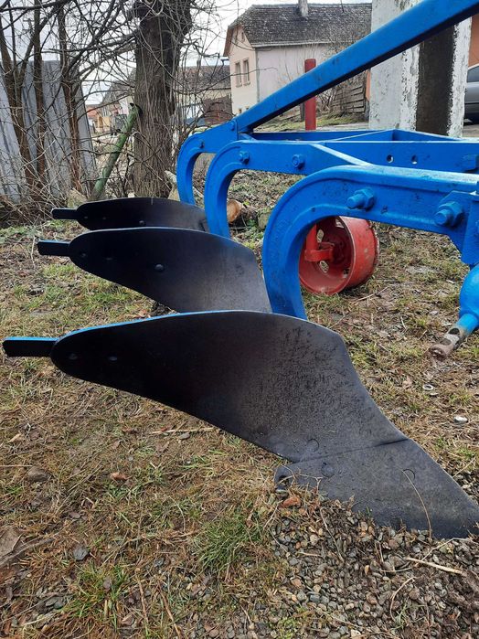 De vanzare plug cu 3 brazde