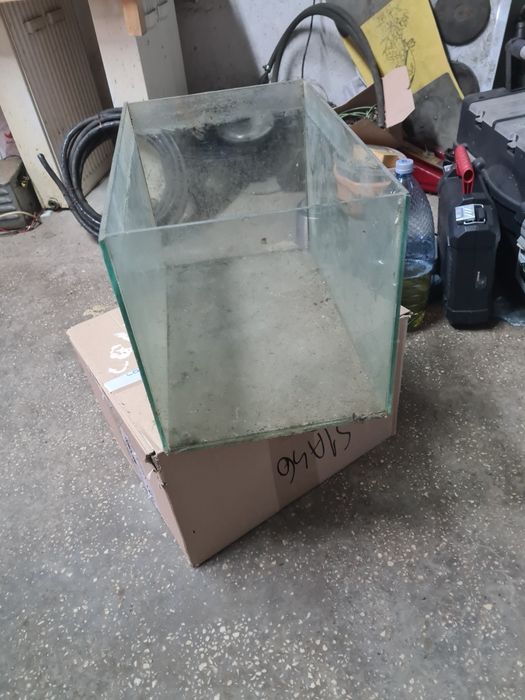 Vând acvariu  L  40cm l 30 cm și înălțime.  30cm