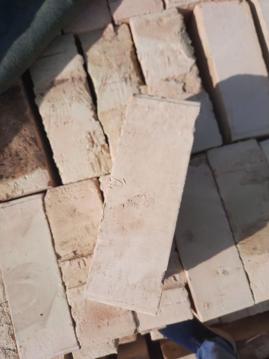 Pishkan g'isht yetkazib berish xizmati bilan