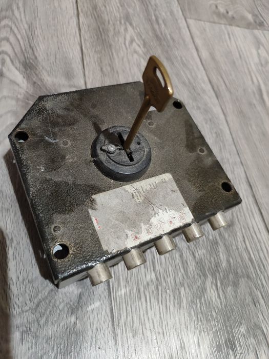 Замок для входной двери гаража