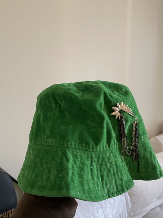 Велурена шапка идиотка