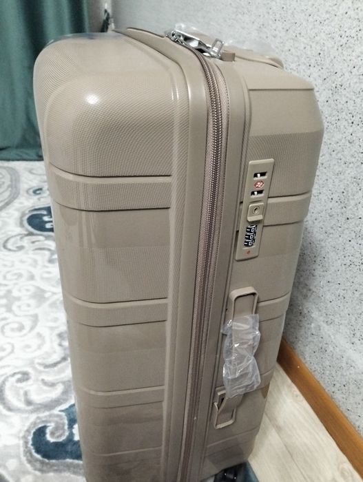 Продам новые чемоданы