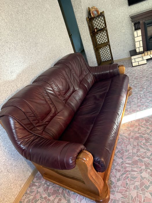 Диван кожанный , натуральное дерево