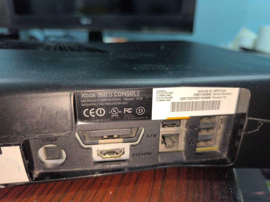 XBox 360S Model 1439 б/у. Все отлично работает!