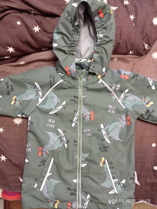 куртки ветровки .