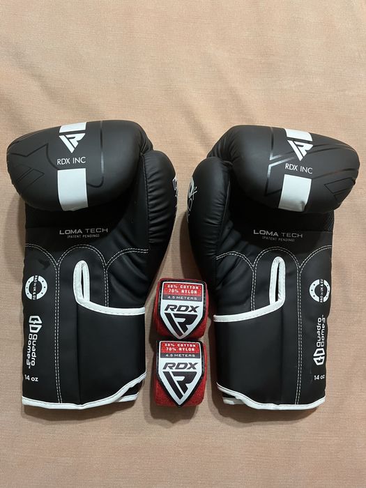Боксерские перчатки и бинты RDX