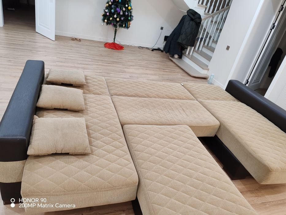 Угловой диван с пуфиком