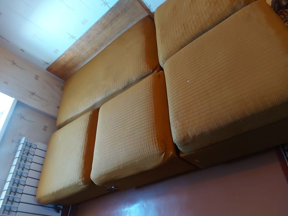 Срочно продам диван с пуфиками