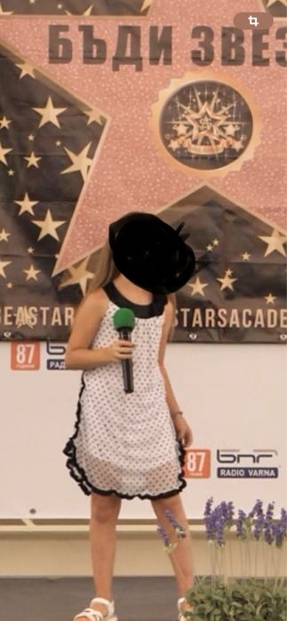 Детска бяла рокля с черни точки