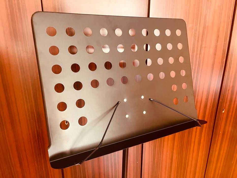 Стабилна стойка за музика с регулируема височина