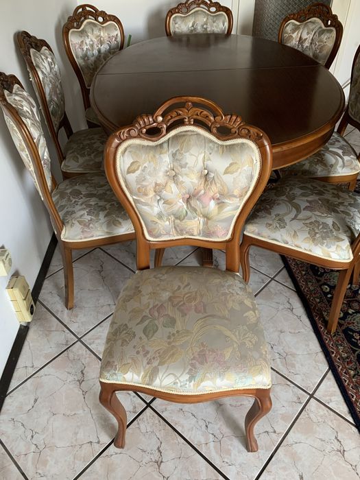 Трапезна маса със столове