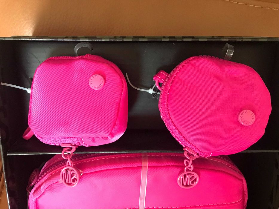 Нов,оригинален комплект  чанта-колан с 2 портмонета
Steve Madden