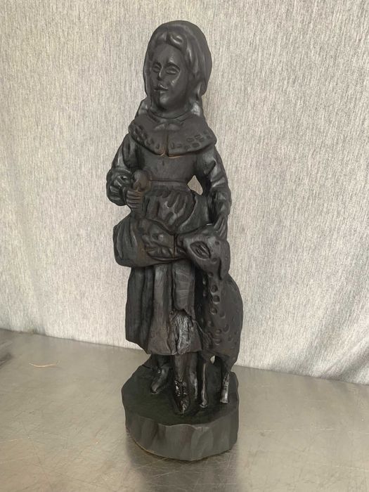 стара дървена фигура