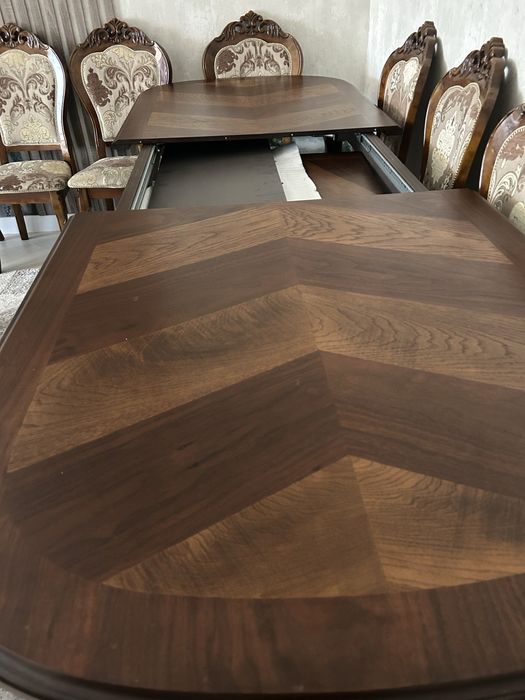 Стол со стульями для гостиной