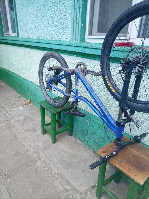 Bicicleta albastră pt copiii întere 7-14 ani