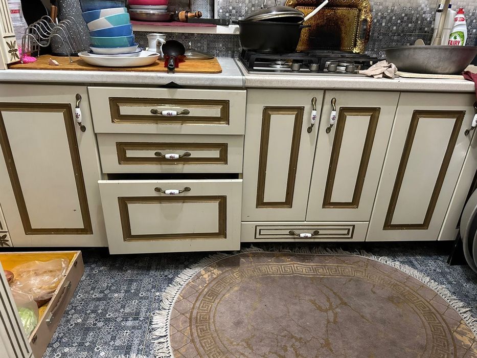 Продается кухонный мебель