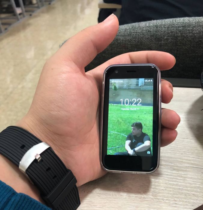 Telefon sotiladi 4 ga 16 hotira  kelishiladi