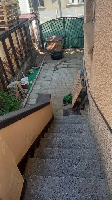 В Панагюрище,продавам първи етаж от къща с приземен 82кв.м