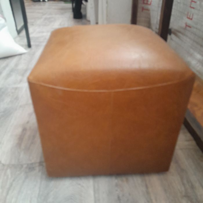 Пуфик кожаный. Для прихожей.