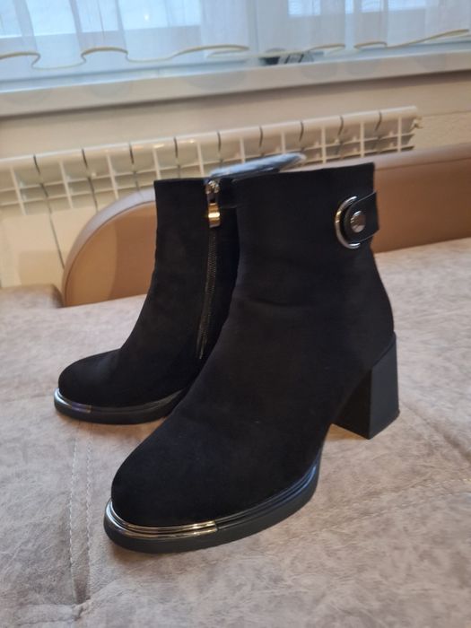 Нови черни боти с топъл хастар